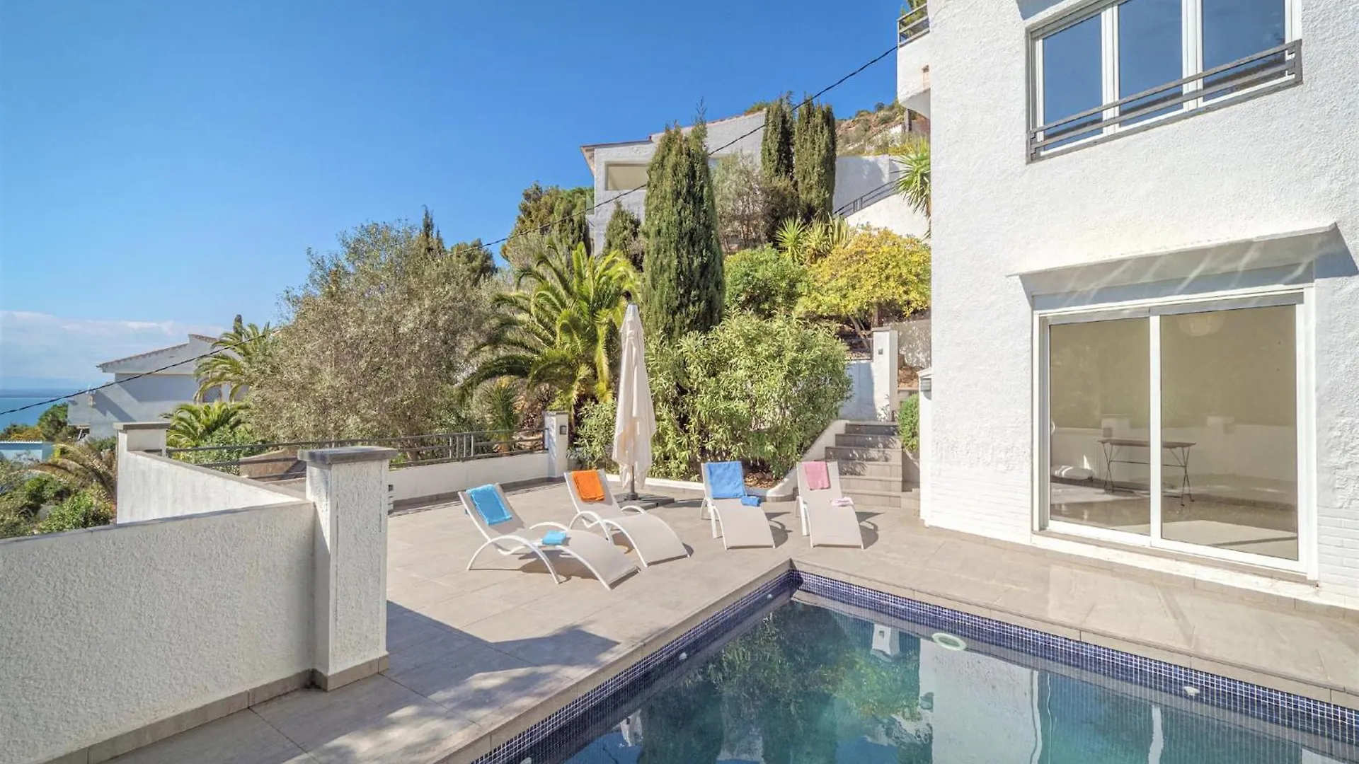 Apartment With Private Pool Roses