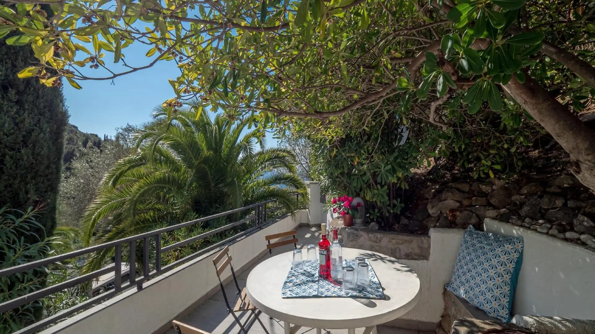 Apartment With Private Pool Roses